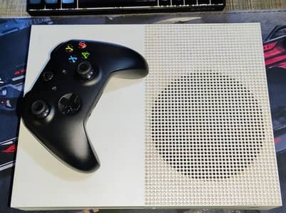 Xbox One S Disc + Digital 512GB - 4k HDR Supported