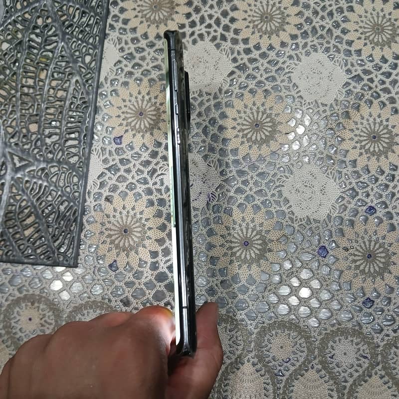 Sharp Aquos R6 0