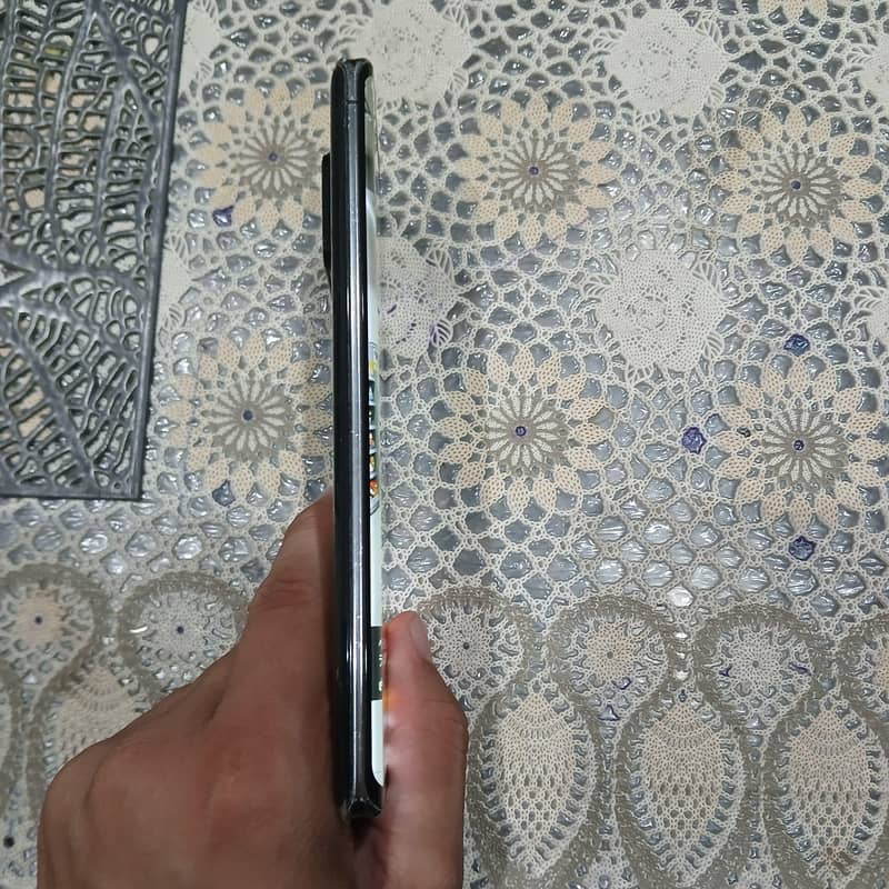 Sharp Aquos R6 1