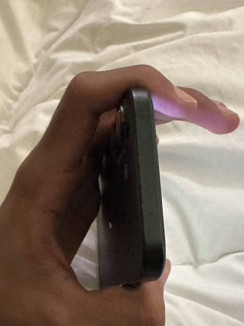 Apple iPhone 16 3