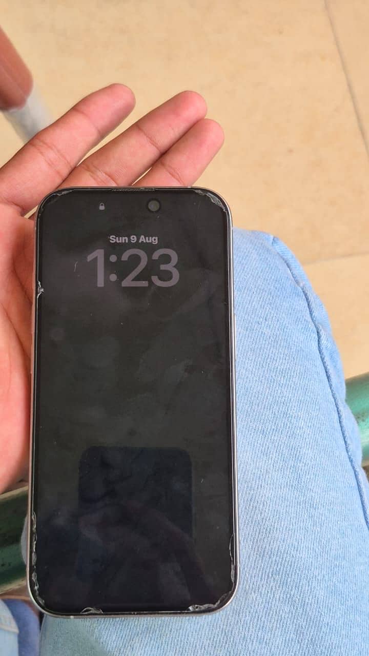 Apple iPhone 16 Pro 3