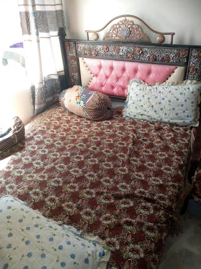 king size bed good condition ma ha urgent for sele
