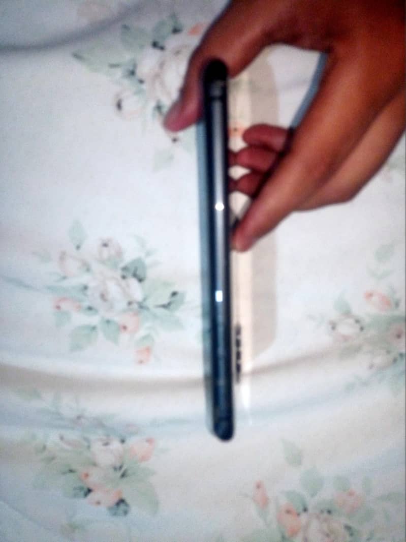 Apple iPhone 11 4