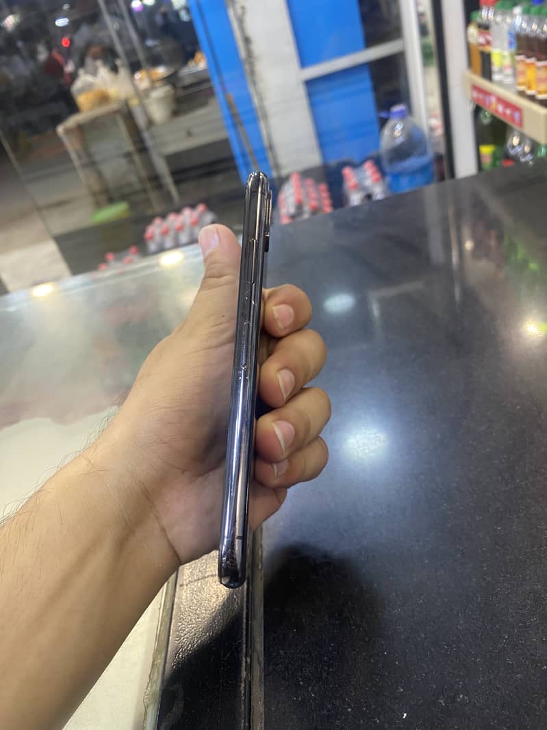 Apple iPhone X 4