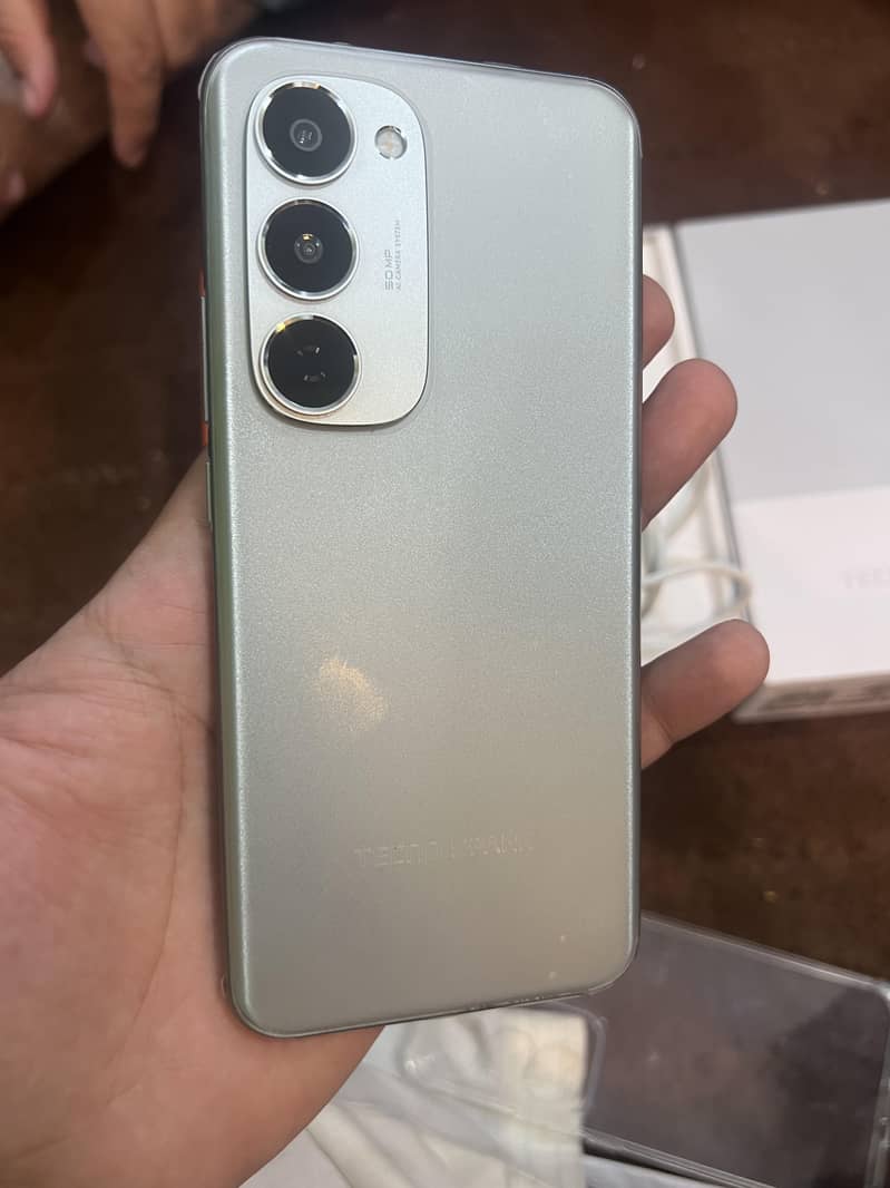 Tecno spark 40 pro plus 4
