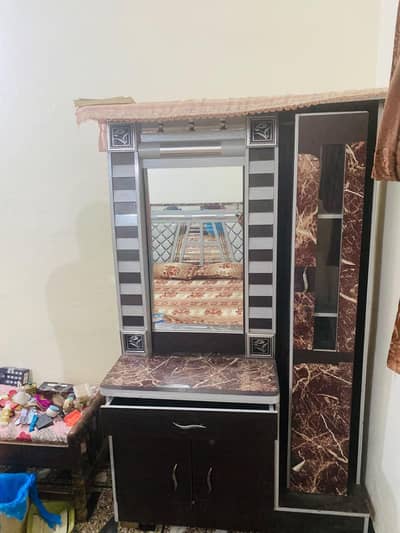 Dressing Table with Vertical Rotating Glass