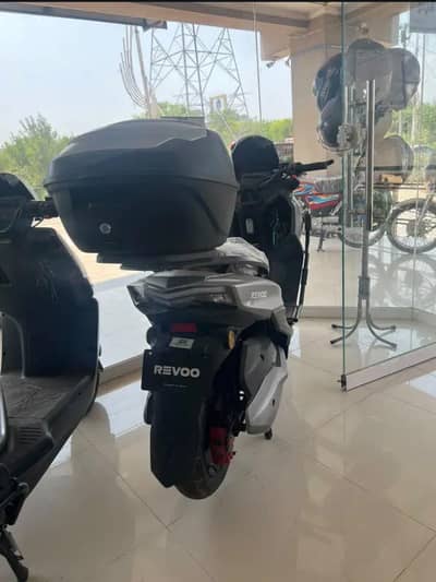 Revoo E52 only 2500km driven