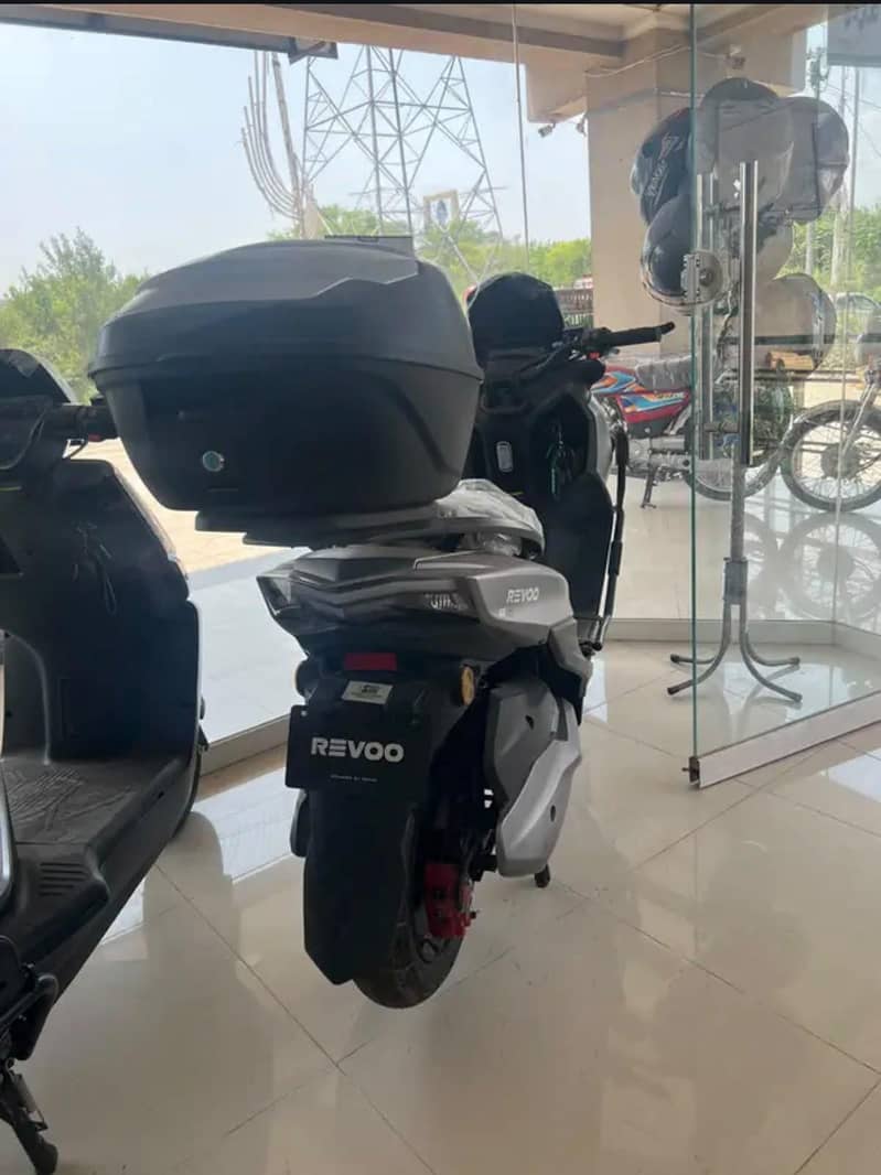 Revoo E52 only 2500km driven 0