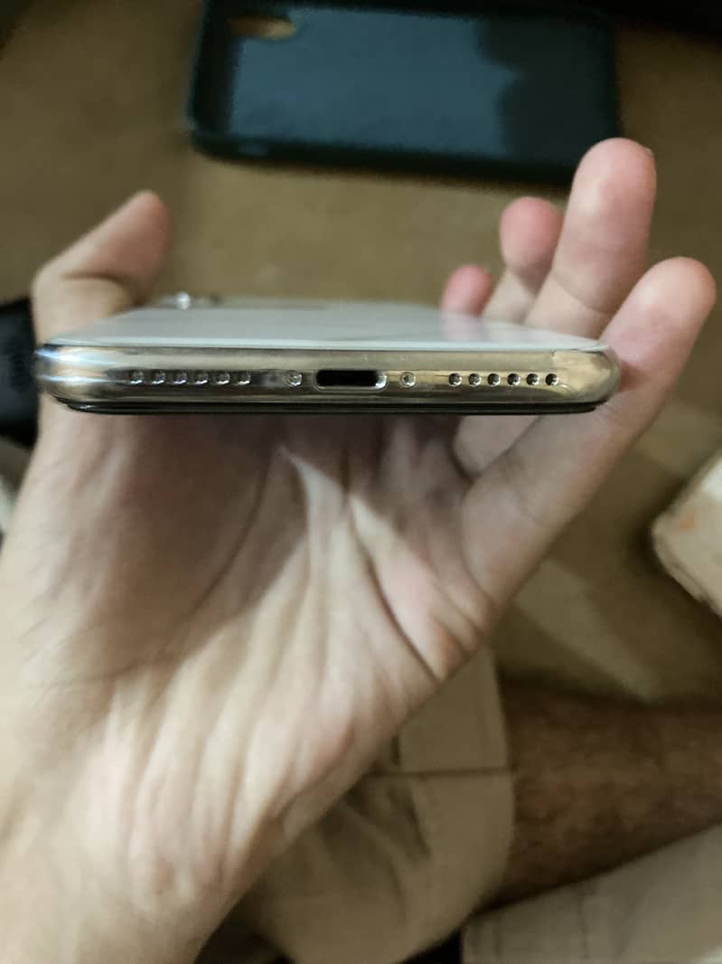 Apple iPhone X 4