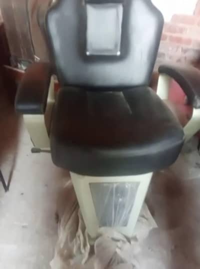 barber chair used only 3 months. bilkul new. comtact to purchase