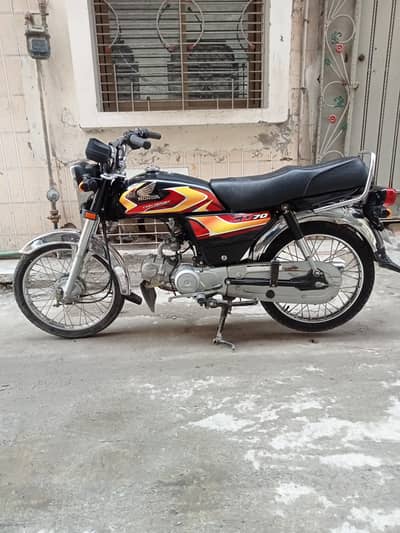 Honda 70 new 10/10 condition black color