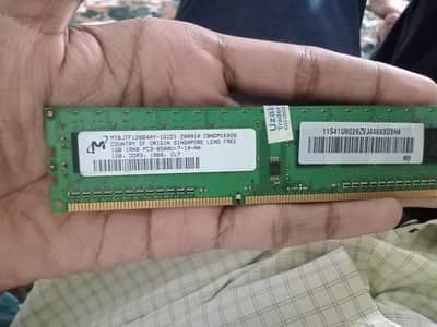 2 one GB Ki ram ha aur    1   2gb Ki ram ha