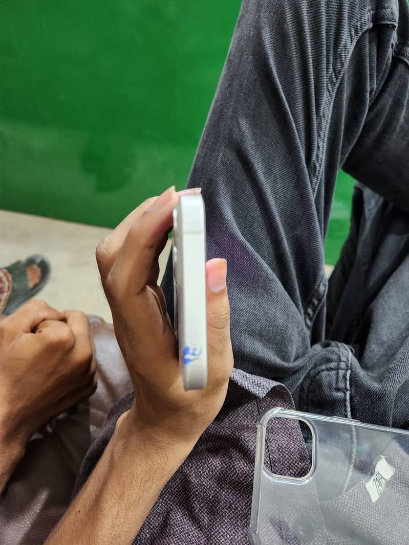 Apple iPhone 13 2