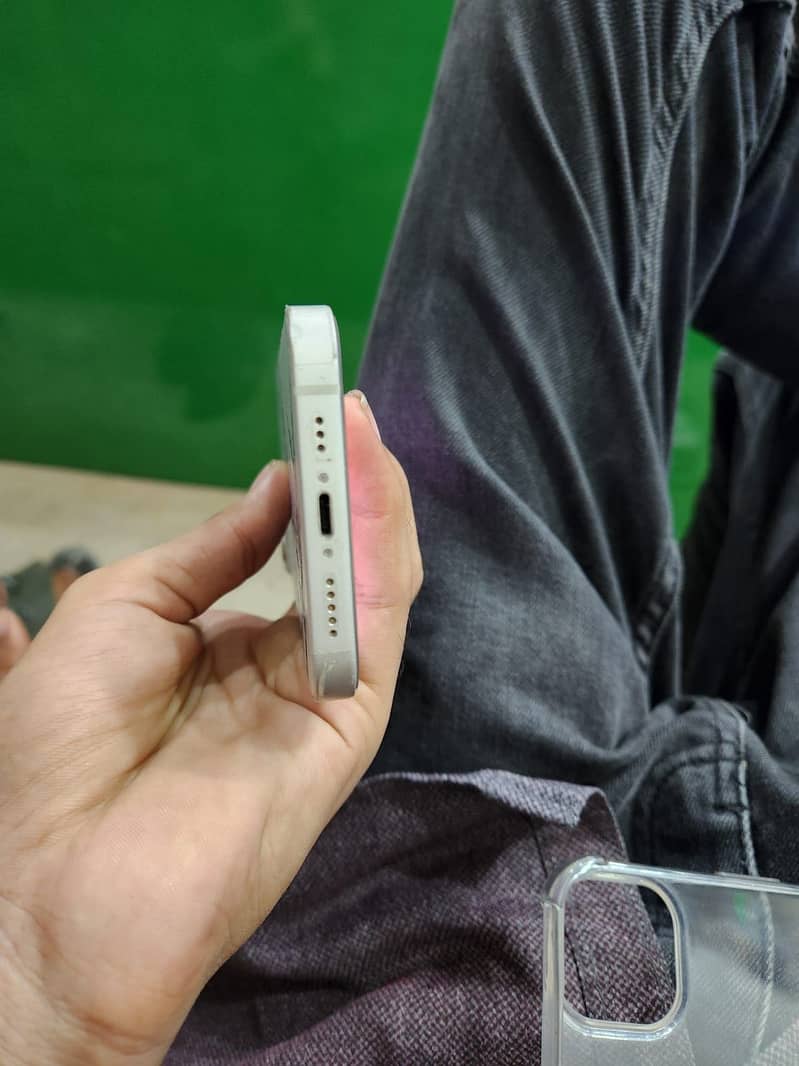 Apple iPhone 13 4