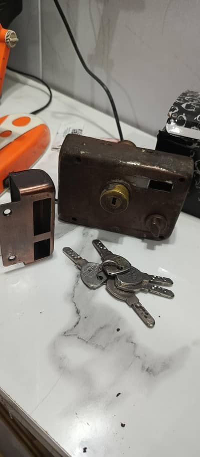 Main Gate Lock with 5 keys
