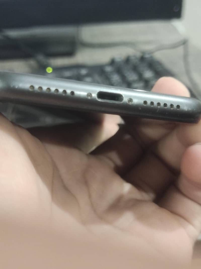 Apple iPhone 11 4