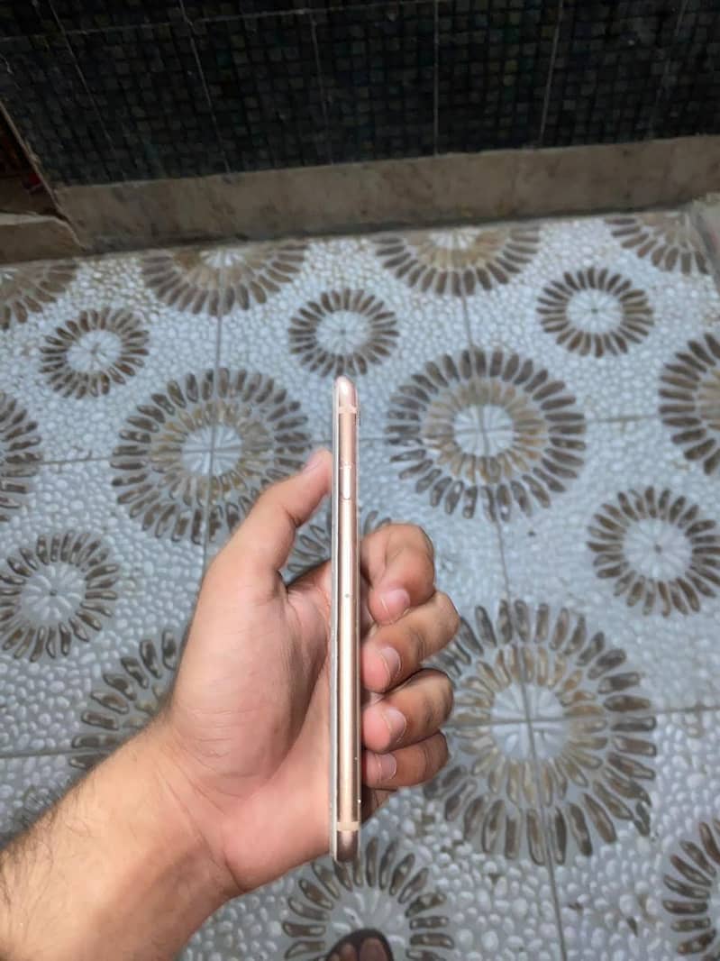 Apple iPhone 8 1