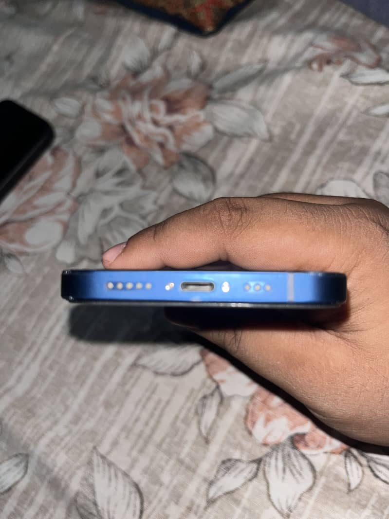 Apple iPhone 12 4