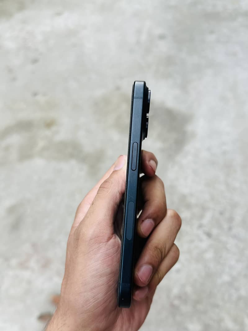 iPhone 15 4