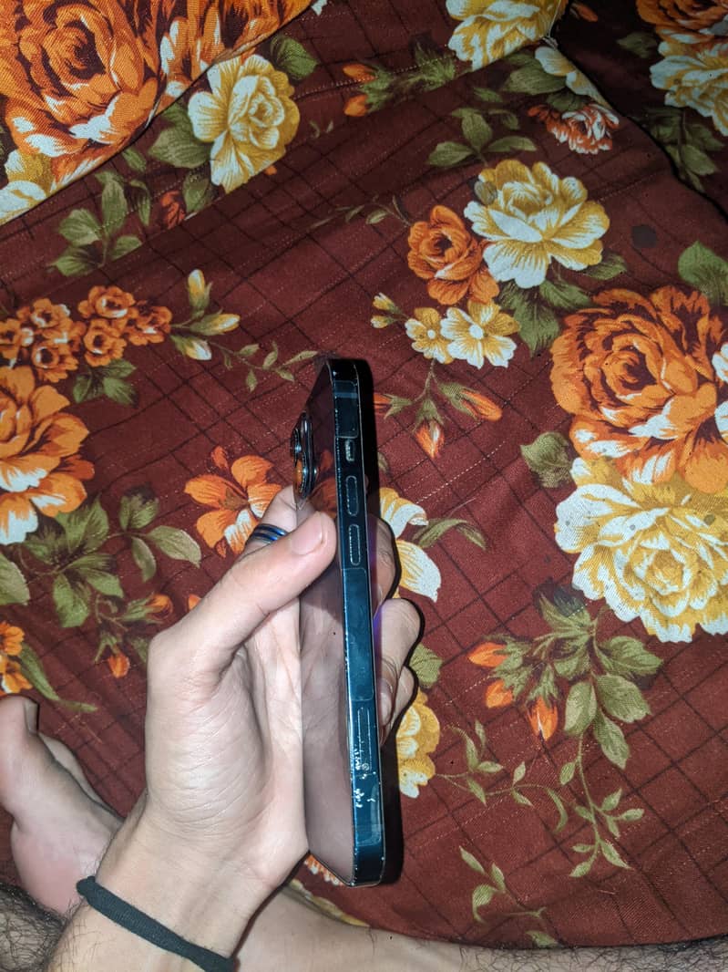 Apple iPhone 13 4