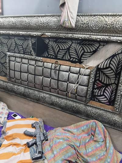 deco Bed dressing and 3 door almari for sell