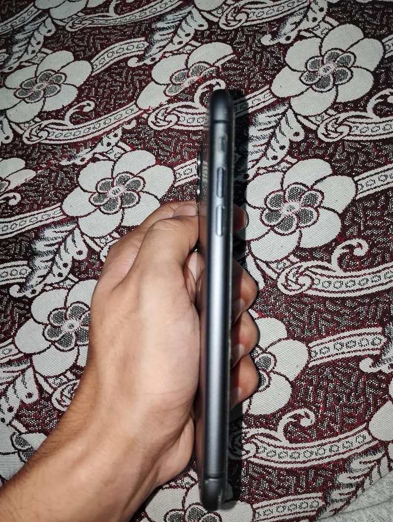 Apple iPhone 11 3