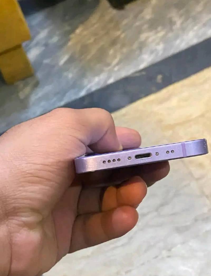Apple iPhone 12 4