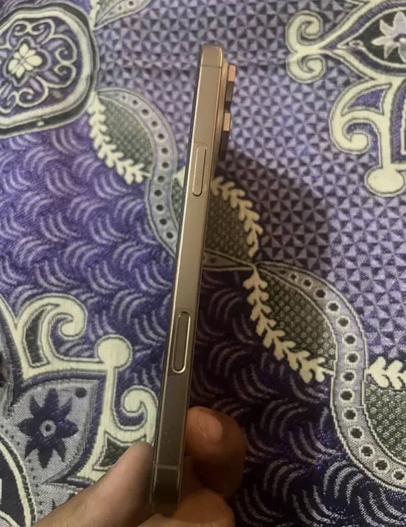 iPhone 16 pro max 4