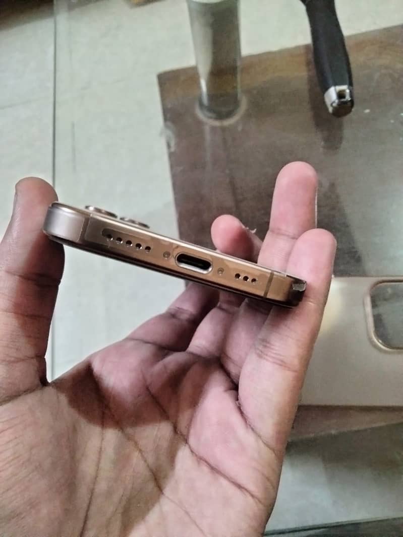 Apple iPhone 16 Pro 3
