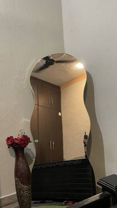 Brand New Curved Full Length Standing Mirror With Stand