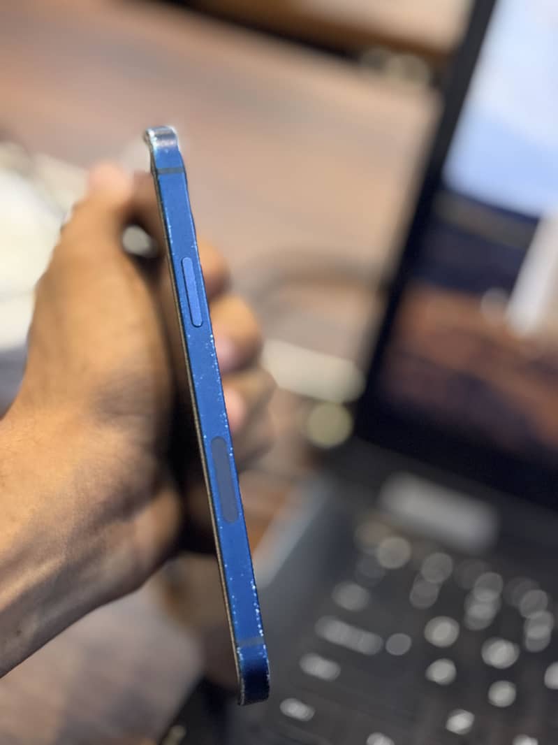 Apple iPhone 12 4