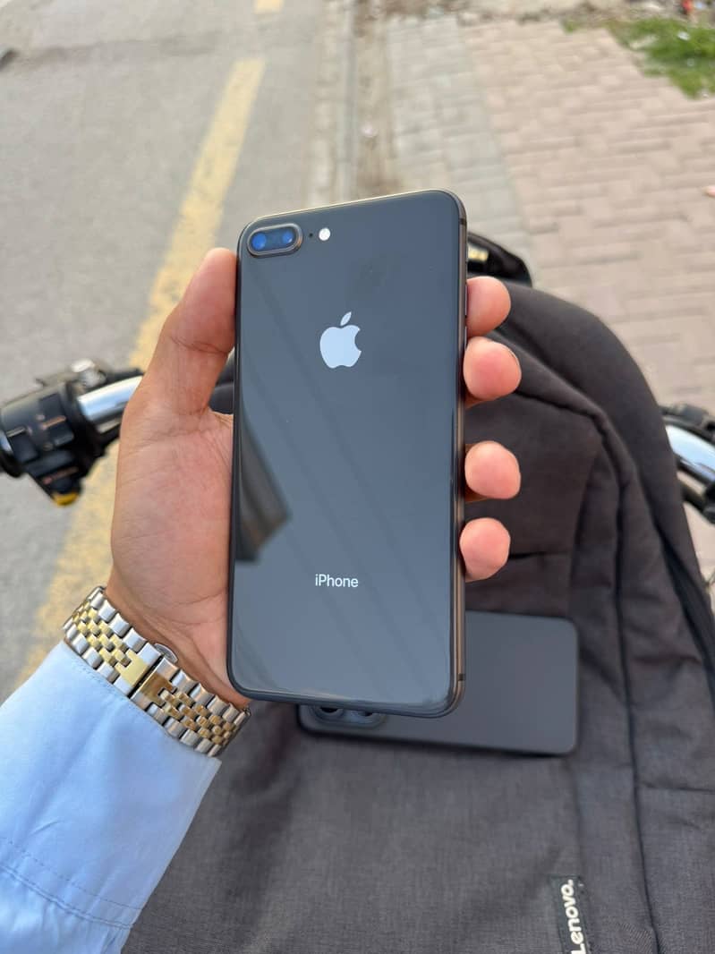 Apple iPhone 8 Plus 3