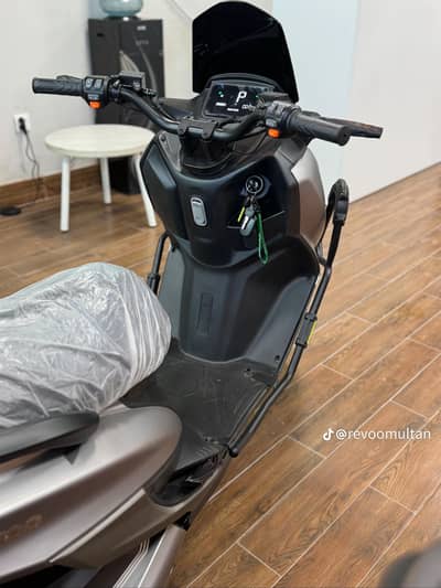 Revoo E52 urgent sale colour Black