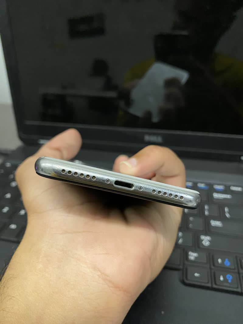 Apple iPhone X 4