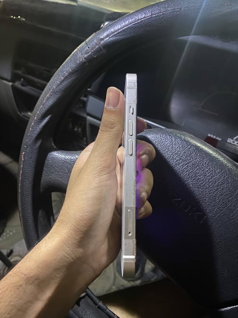 Apple iPhone 13 2