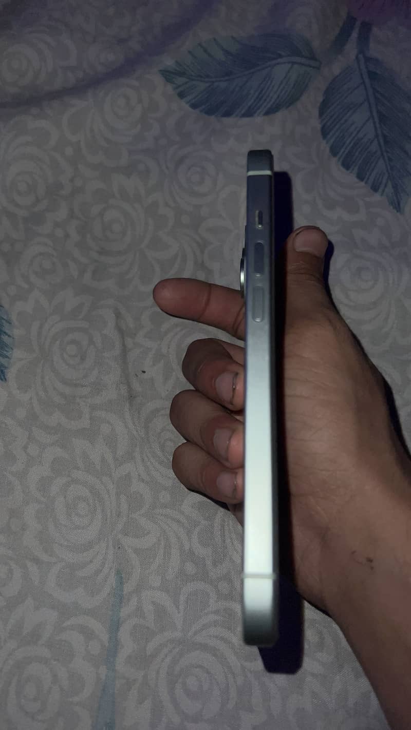 Apple iPhone 15 4