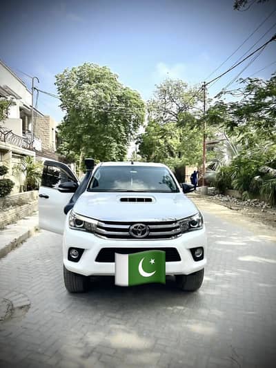 Toyota Revo V 2017 (FULL ORIGNAL)