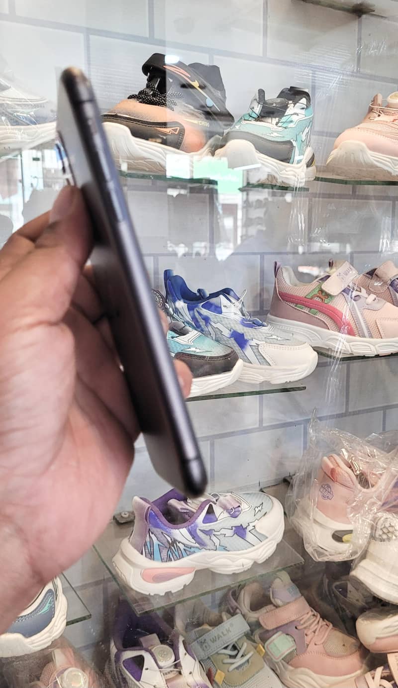 Apple iPhone 11 mint condition 4