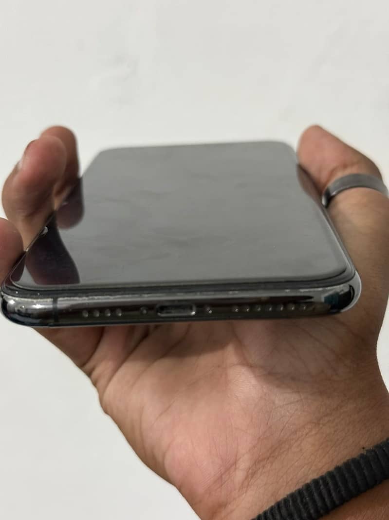 Apple iPhone 11 Pro Max 4