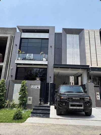 5 MARLA ELEGANT AND FULLY MAINTAINED SUPER HOT LOCATED BUNGALOW IS AVAILABLE