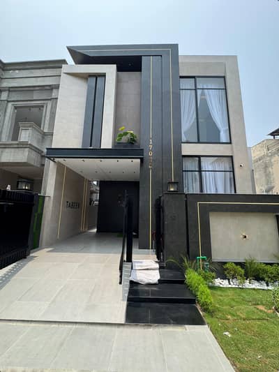 5 MARLA ELEGANT AND FULLY MAINTAINED SUPER HOT LOCATED BUNGALOW IS AVAILABLE