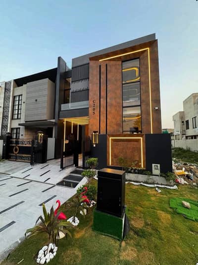 5 MARLA ELEGANT AND FULLY MAINTAINED SUPER HOT LOCATED BUNGALOW IS AVAILABLE