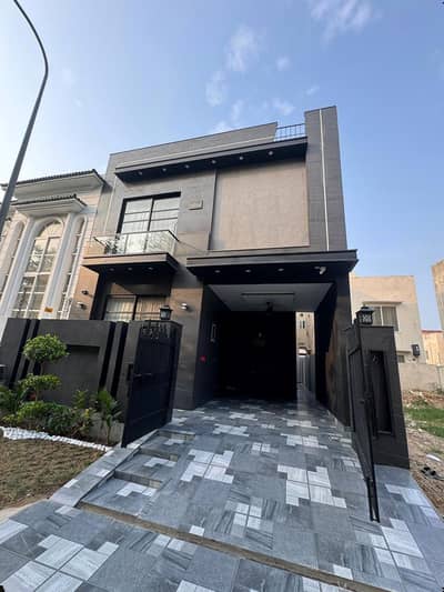 5 MARLA ELEGANT AND FULLY MAINTAINED SUPER HOT LOCATED BUNGALOW IS AVAILABLE