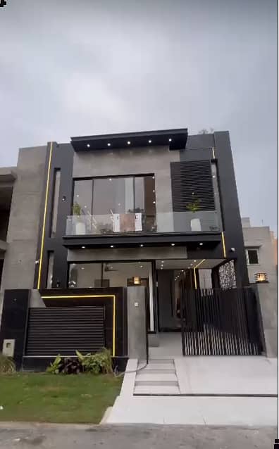 5 MARLA ELEGANT AND FULLY MAINTAINED SUPER HOT LOCATED BUNGALOW IS AVAILABLE