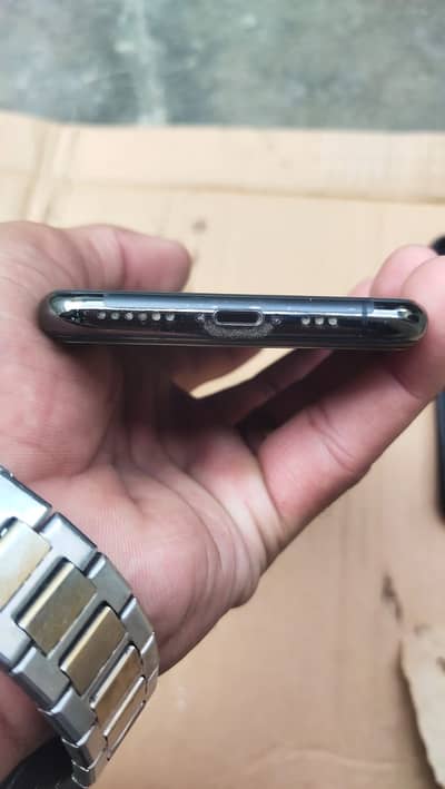 11 pro all ok face id ok ha lakin camrey key lence bhaney gay 4.5 haz