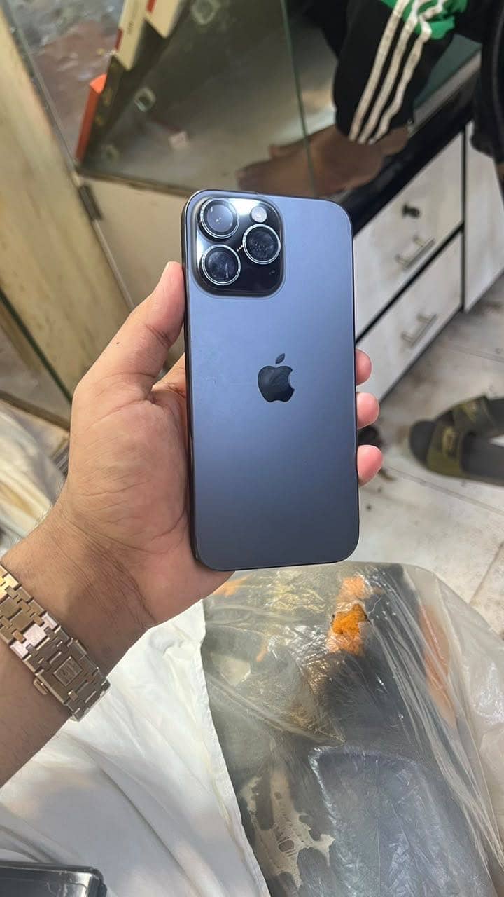 Apple iPhone 16 Pro Max 1