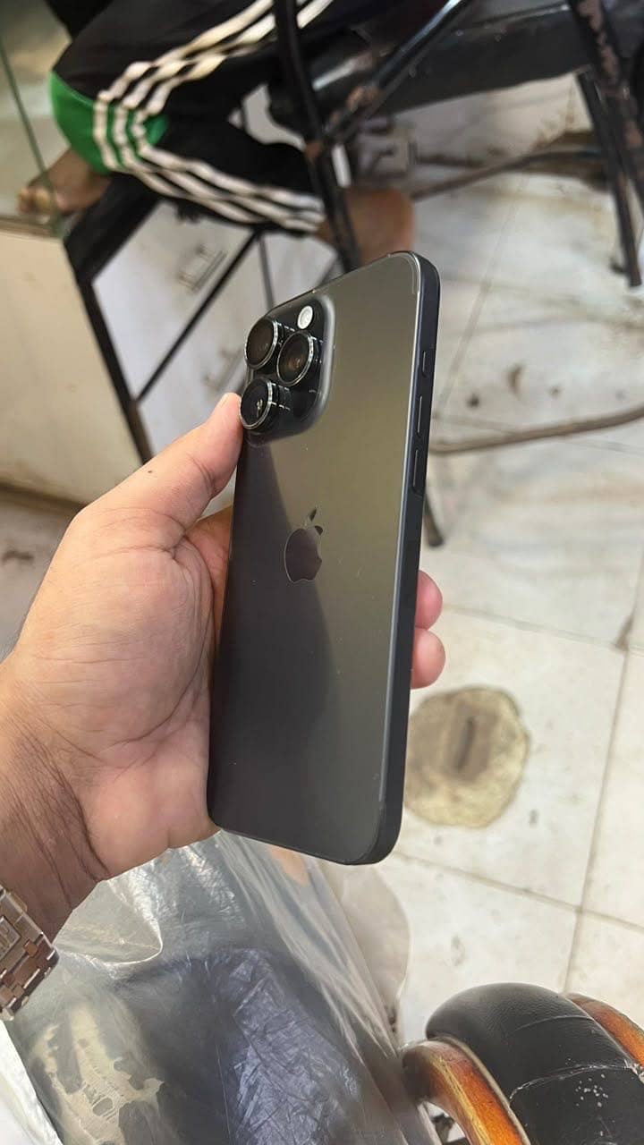 Apple iPhone 16 Pro Max 3