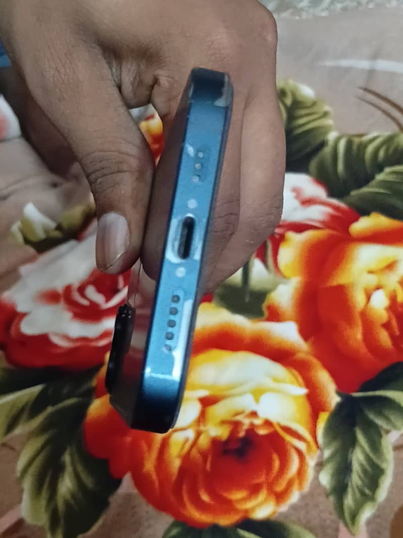 Apple iPhone 13 4