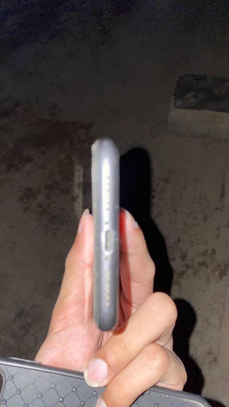 Apple iPhone 11 4