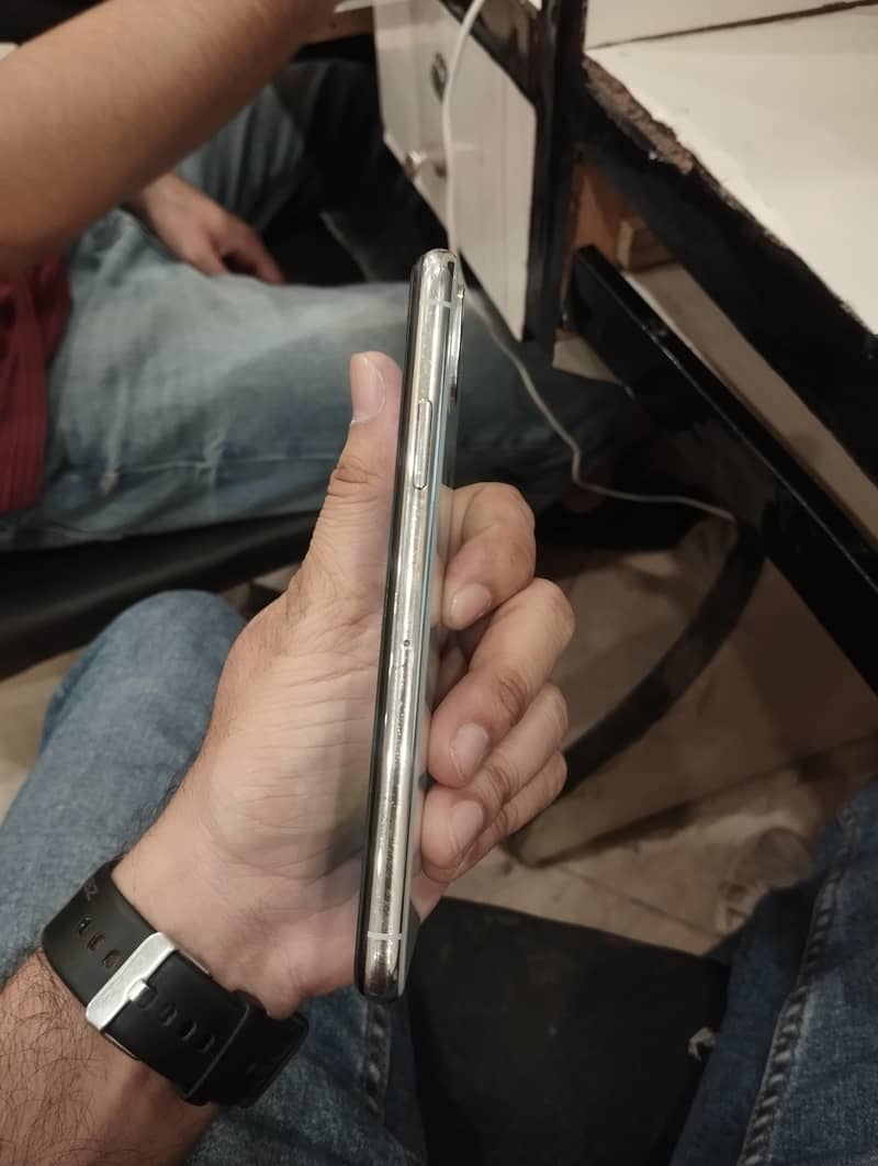 Apple iPhone X 4